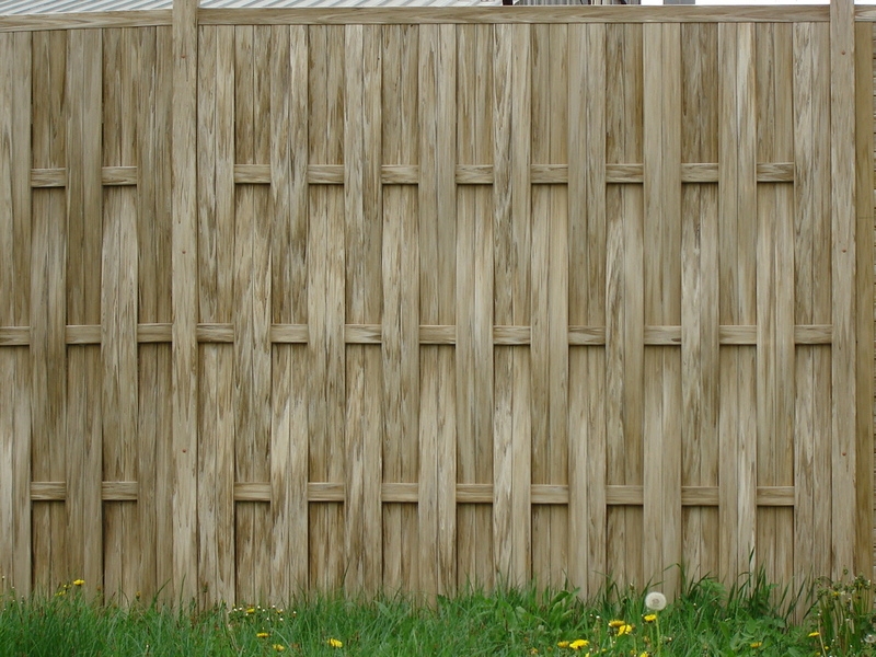 Плетеный деревянный забор из досок