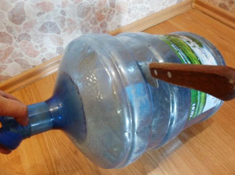 Что можно из литровой бутылки. Вазочка из пластиковой бутылки. Из больших пластиковых бутылей. Из пятилитровой бутылки. Вазы из пластиковых бутылок.