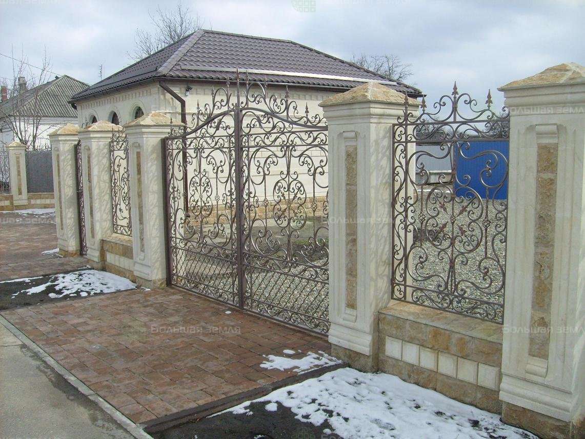 Кованый забор с дагестанским камнем