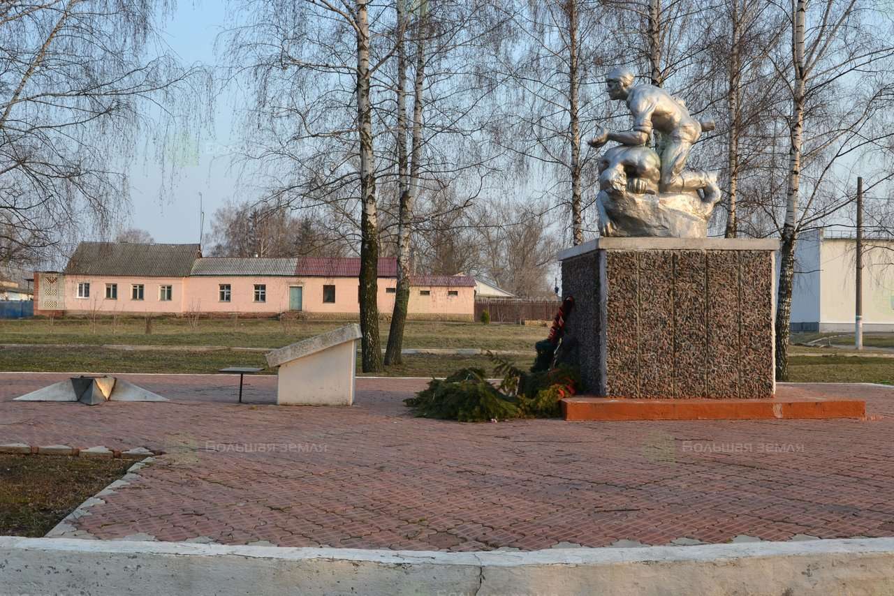 Орловская область кромской. Кромы Орловская область мемориальный комплекс. Кромы аллея славы. Достопримечательности Кромского района. Кромской район памятники.