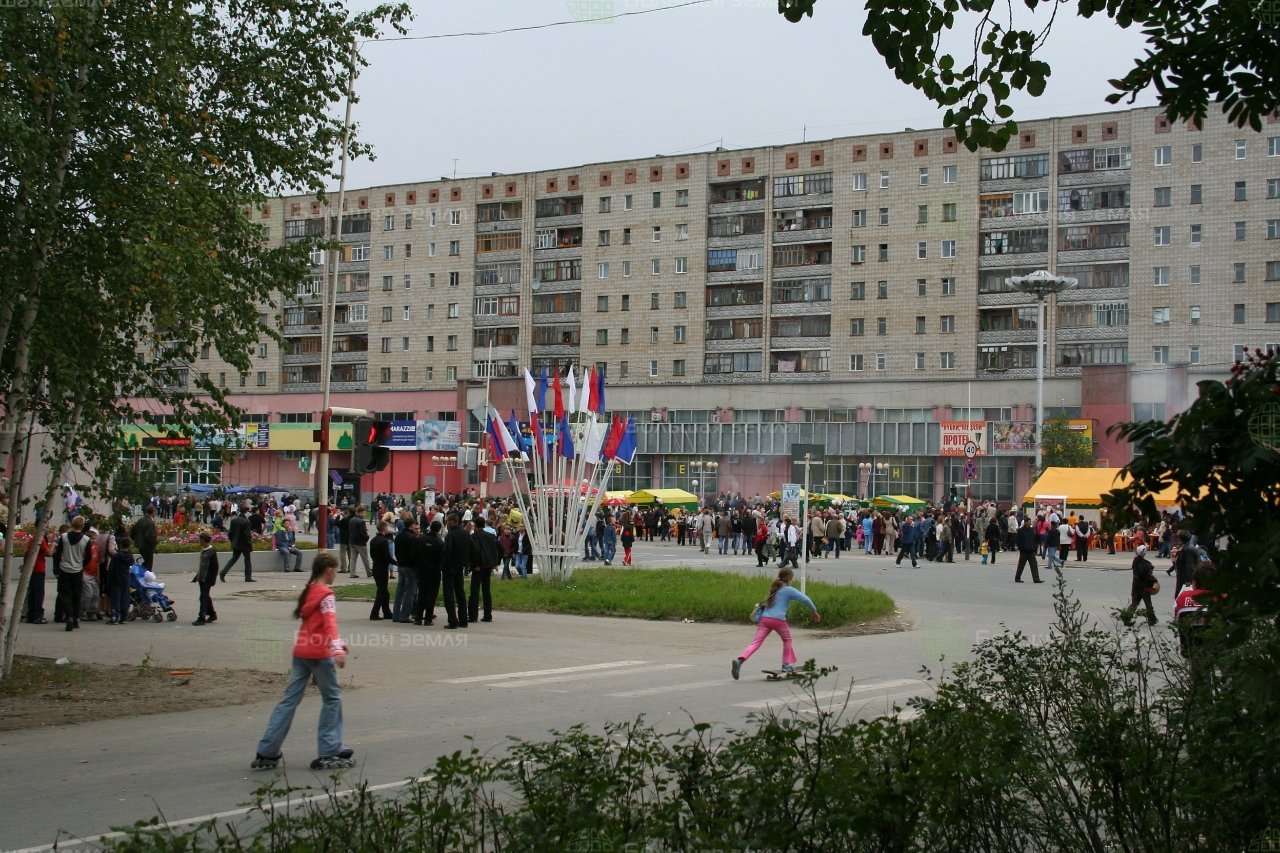 Нет город стрежевой. 4 Мкр 402а Стрежевой. Стрежевой центр города. Площадь г.Стрежевой. Стрежевой 1999.